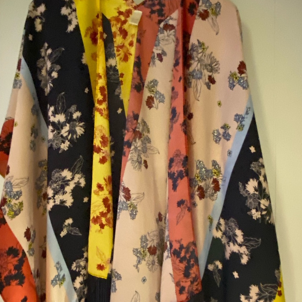 Floral Women's Shawl with Fringe - Picture 4 of 6